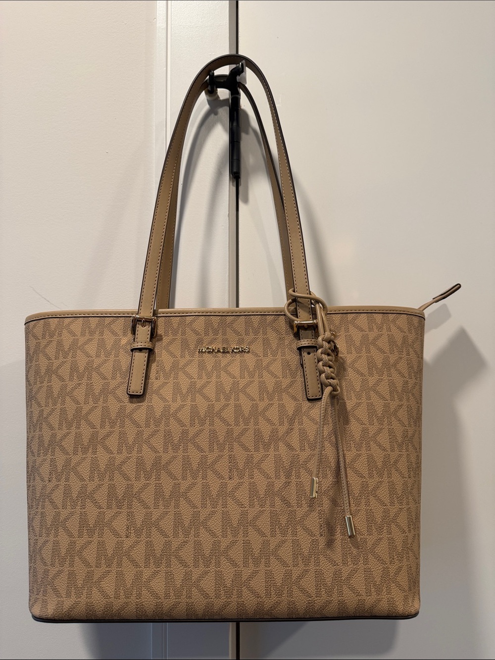 Michael Kors Jet Set Medium w/ Hang Charm Tote in Camel